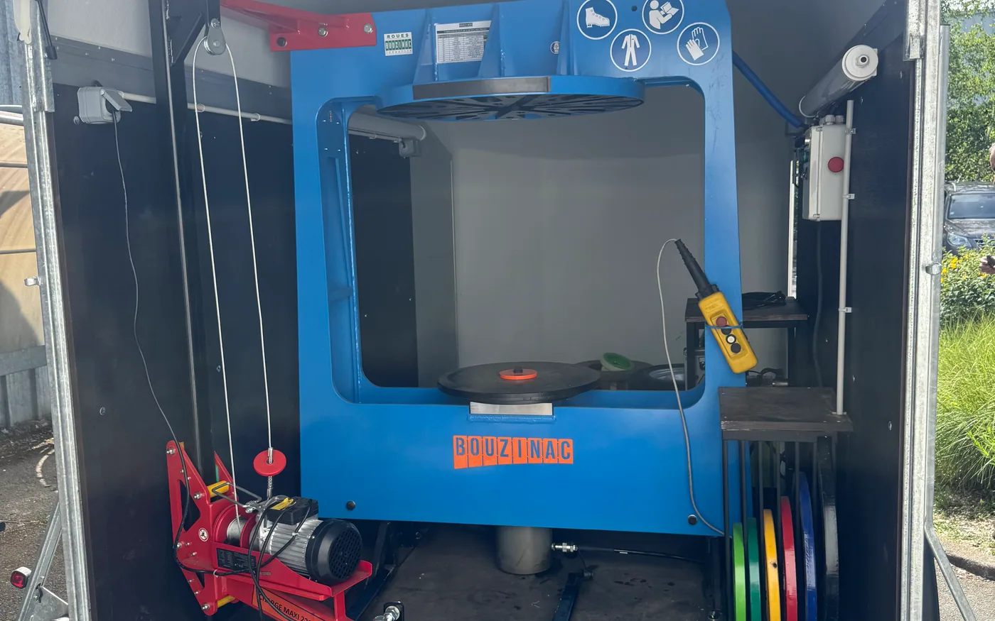 Presse BOUZINAC installée dans la remorque mobile FPS