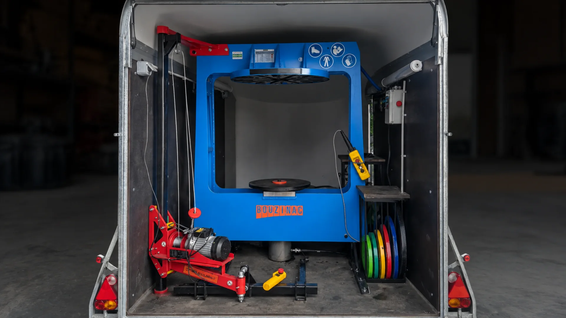 Presse hydraulique BOUZINAC dans la remorque mobile FPS